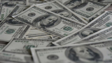 Dólar sobe a R$ 4,9018 após IPCA desacelerar; petróleo passa de US$ 107 com tensão no Oriente Médio