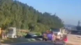 Motorista morre preso às ferragens após caminhão carregado com cal capotar na BR-040 em MG