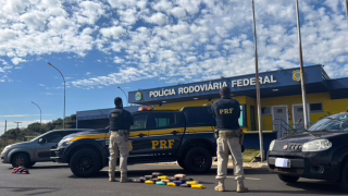 PRF encontra cerca de 30 kg de cocaína em tanques de dois carros e prende quatro na BR-050 em MG