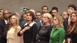 Michelle Bolsonaro senta perto da esposa de Moraes na posse da nova presidência do TSE