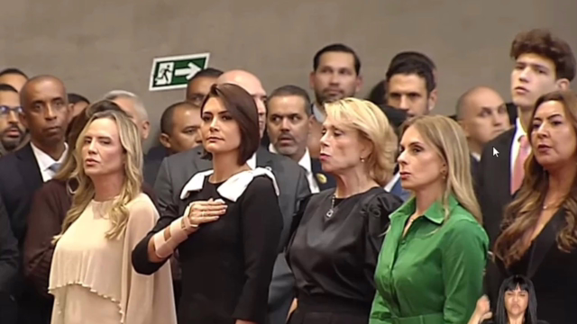 Michelle Bolsonaro senta perto da esposa de Moraes na posse da nova presidência do TSE