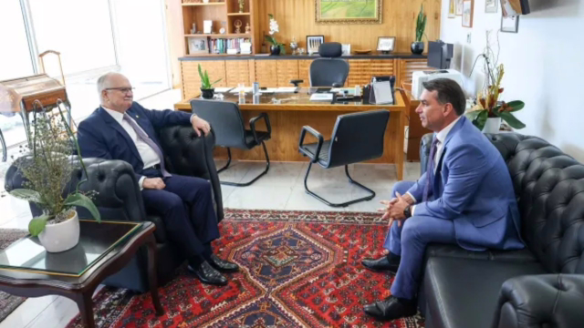 Flávio Bolsonaro diz que levará ao STF pedido para restabelecer redes de Jair Bolsonaro