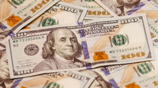 Dólar dispara, encosta em R$ 5 e Bolsa cai após tensão política e cenário externo adverso