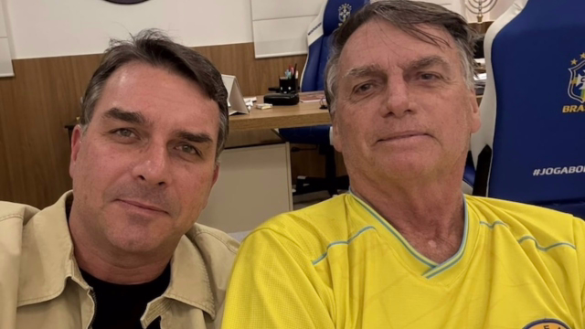 Flávio Bolsonaro se reúne com Jair após áudios ligarem seu nome a tratativas por filme