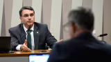 Flávio Bolsonaro nega vínculo com Daniel Vorcaro e cita cláusula de confidencialidade em contatos