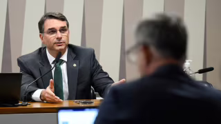 Flávio Bolsonaro nega vínculo com Daniel Vorcaro e cita cláusula de confidencialidade em contatos