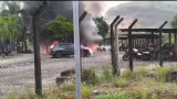 Motocicleta pega fogo e incêndio atinge outros veículos na Aperam, em Timóteo