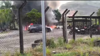 Motocicleta pega fogo e incêndio atinge outros veículos na Aperam, em Timóteo