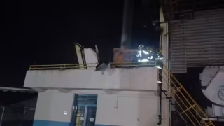 Incêndio atinge galpão de fábrica de laticínios em Uberlândia; bombeiros dizem que ninguém se feriu
