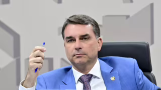 Flávio Bolsonaro cita cláusula de confidencialidade após conversas sobre R$ 134 milhões virem a público