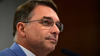 Flávio Bolsonaro diz estar “100% disposto” a divulgar contrato de filme e nega ilegalidade