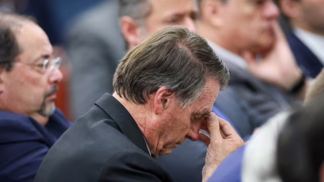 Boletim médico relata soluços e instabilidade no equilíbrio de Bolsonaro após cirurgia