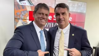 Flávio Bolsonaro diz que adversários tentam criar “muro” entre ele e Tarcísio