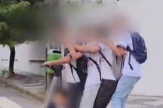 Cinco adolescentes são flagrados em um único patinete elétrico e expõem risco no trânsito