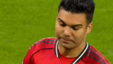 Torcida do United homenageia Casemiro em despedida em Old Trafford; time vence por 3 a 2