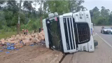 Caminhão tomba na BR-381 em João Monlevade e carga é saqueada por pedestres