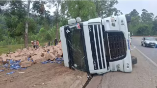 Caminhão tomba na BR-381 em João Monlevade e carga é saqueada por pedestres