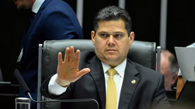 Flávio Dino suspende ação na Justiça Federal do RS sobre suspeitas ligadas a Alcolumbre