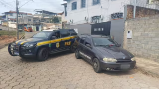 PRF recupera carro furtado em fiscalização na Fernão Dias em MG e prende motorista