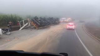Carreta tomba na BR-381 em Nova Era e deixa trânsito lento na manhã desta terça
