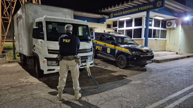 Polícia Rodoviária Federal  recupera caminhão furtado na BR-381 em MG após motorista fugir e abandonar veículo