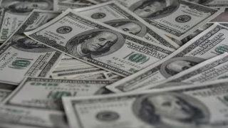 Dólar abre em leve queda com petróleo recuando e tensão no Oriente Médio no radar