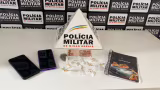 PM prende jovem em flagrante por tráfico e apreende crack e maconha em Santa Rita de Minas