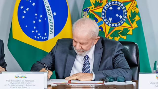 Lula assina decretos que ampliam deveres de plataformas e atualizam o Marco Civil
