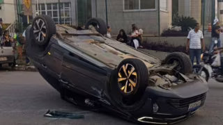 Batida com Onix faz SUV capotar na Avenida Rubens Siqueira Maia, em Fabriciano