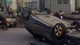 Batida com Onix faz SUV capotar na Avenida Rubens Siqueira Maia, em Fabriciano