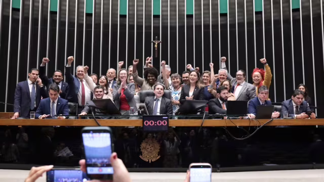 Câmara aprova MP que muda reajuste do piso do magistério e eleva mínimo de 2026