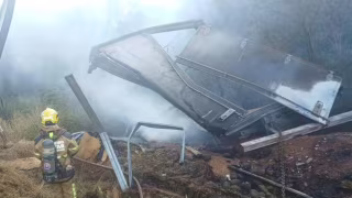 Caminhão com 9 toneladas de abacaxi sai da pista e pega fogo na BR-251 em Francisco Sá