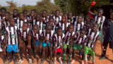 Crianças em Bissau vestem camisas do Atlético em ação social divulgada como “Galo pelo Mundo”