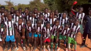 Crianças em Bissau vestem camisas do Atlético em ação social divulgada como “Galo pelo Mundo”