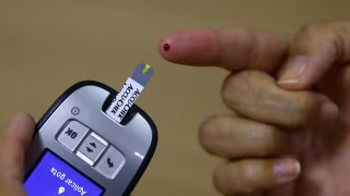 7 em cada 10 brasileiros com diabetes relatam impacto emocional; estudo aponta ansiedade e isolamento