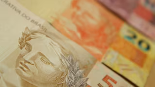 Inflação acelera para famílias de baixa renda em abril e perde força entre as mais ricas