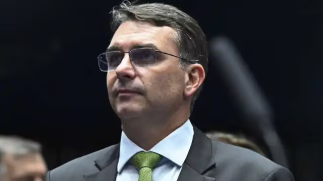 Flávio Bolsonaro articula ida a Washington para tentar agenda com Trump na segunda (25)