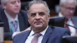 Aécio Neves volta ao radar do centro para 2026 após recuo de Ciro e desgaste de Flávio