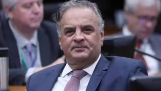 Aécio Neves volta ao radar do centro para 2026 após recuo de Ciro e desgaste de Flávio