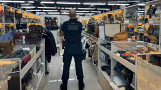 Operação no Shopping Oiapoque recolhe mercadorias sem nota e apura venda de celulares roubados