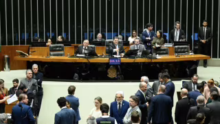 Congresso derruba vetos de Lula à LDO de 2026 e libera repasses a municípios com pendências fiscais