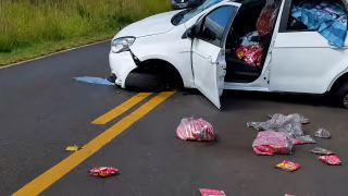 Carro capota três vezes na MG-223 perto de Tupaciguara; casal tem ferimentos leves