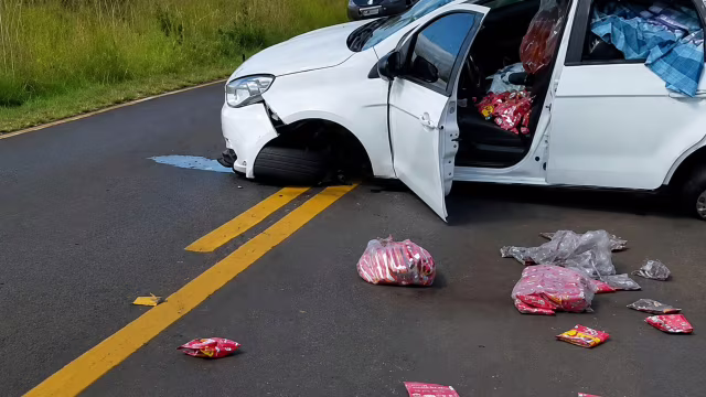 Carro capota três vezes na MG-223 perto de Tupaciguara; casal tem ferimentos leves