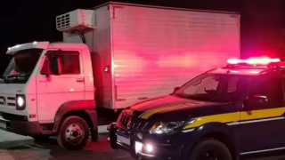 PRF recupera caminhão furtado na BR-040 em Juiz de Fora; motorista foge para mata