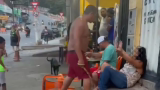 Homem é filmado chicoteando mulher em bar na Grande BH
