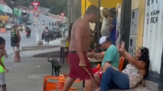 Homem é filmado chicoteando mulher em bar na Grande BH