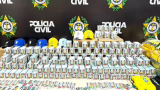 Polícia apreende cerca de 200 mil figurinhas falsificadas da Copa em ônibus