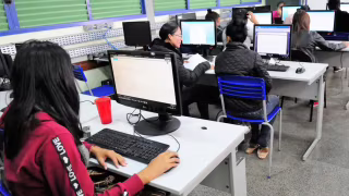 Brasil chega a 72,9% das escolas públicas com internet adequada para uso pedagógico