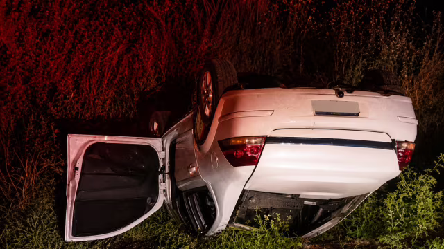 Carro sai da pista e capota na BR-472; cinco jovens ficam feridos em Três de Maio
