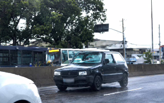 Carro é flagrado trafegando de ré na Avenida Ayrton Senna e vídeo viraliza